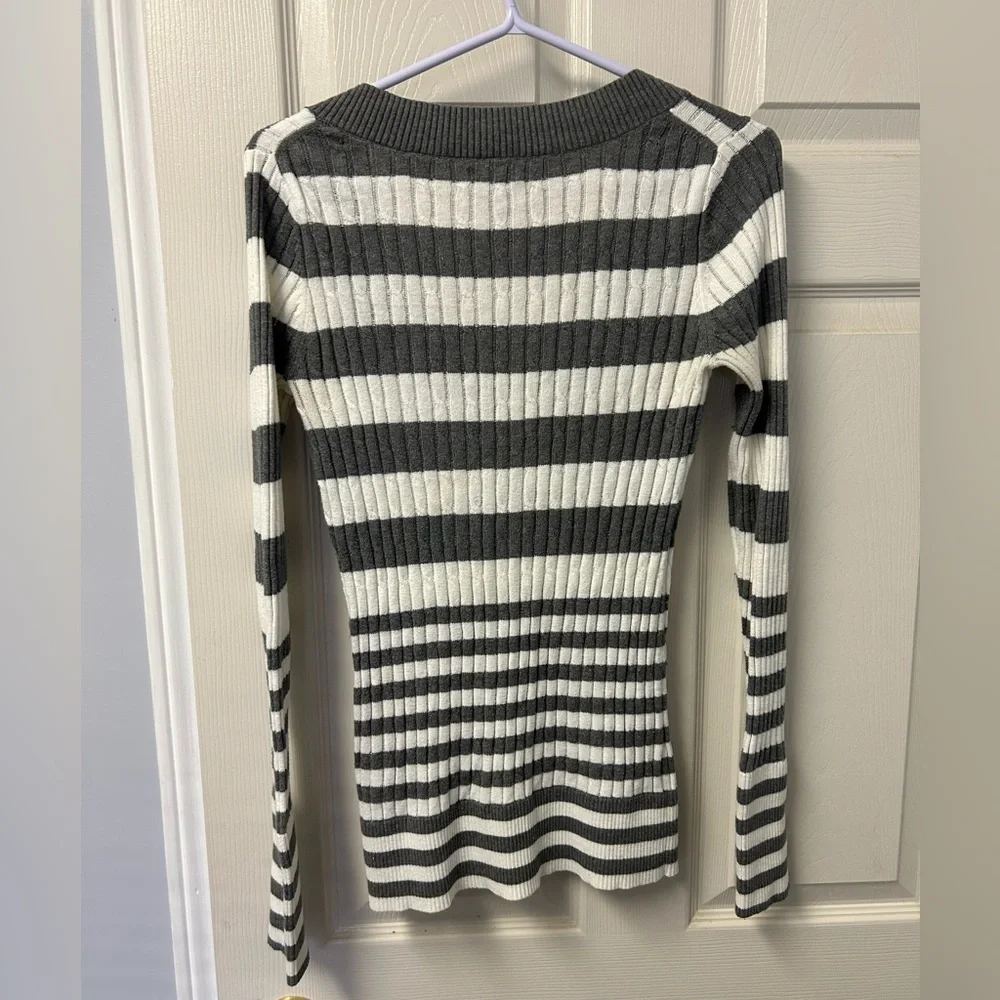 Express Sweater - Picture 2 of 6